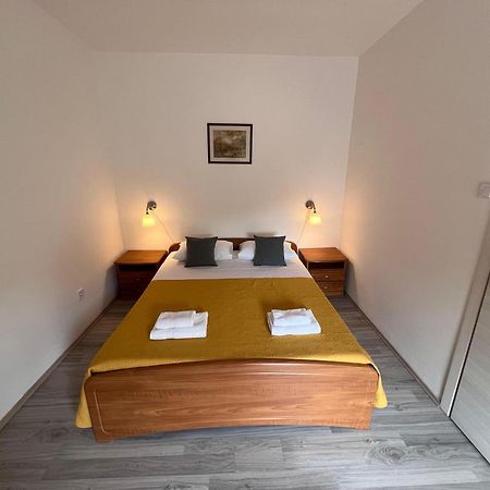 Apartments Iskra ロヴィニ エクステリア 写真