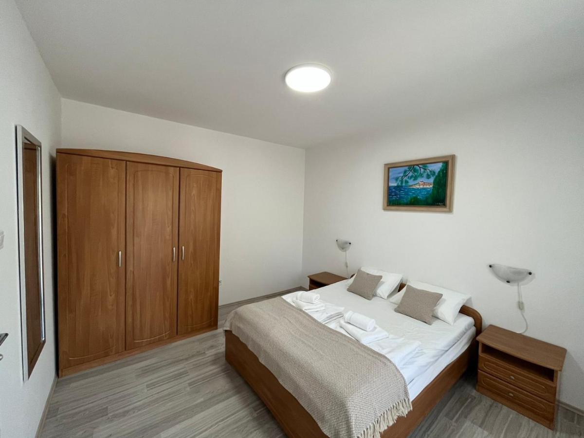 Apartments Iskra ロヴィニ エクステリア 写真