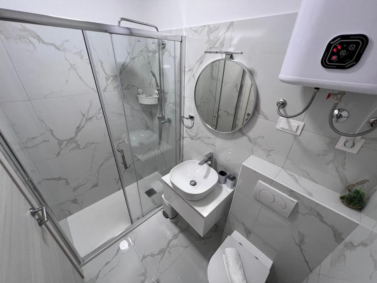 Apartments Iskra ロヴィニ エクステリア 写真