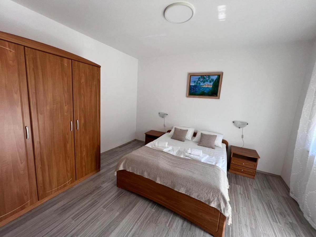 Apartments Iskra ロヴィニ エクステリア 写真
