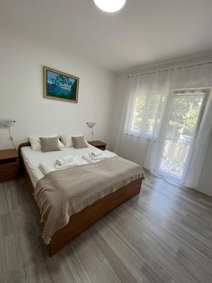 Apartments Iskra ロヴィニ エクステリア 写真