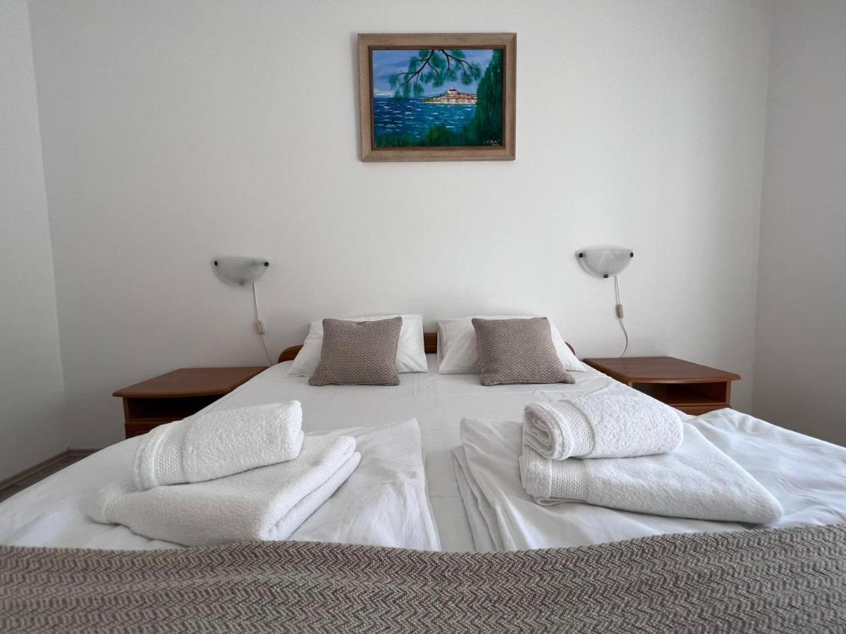 Apartments Iskra ロヴィニ エクステリア 写真