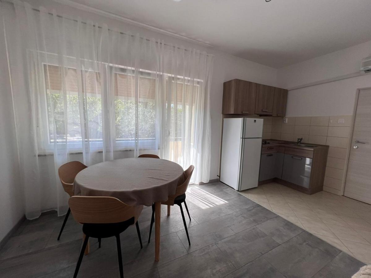 Apartments Iskra ロヴィニ エクステリア 写真