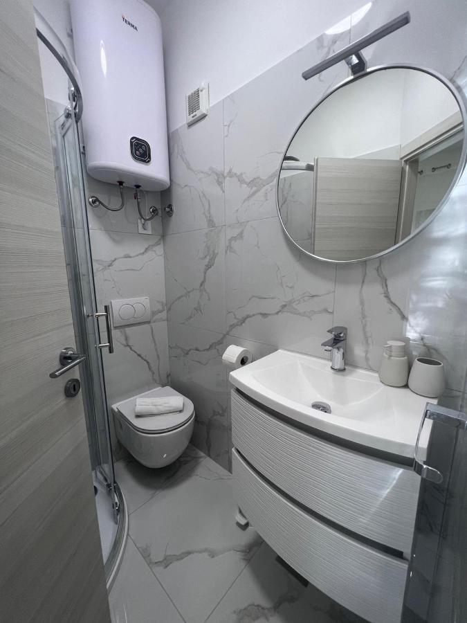 Apartments Iskra ロヴィニ エクステリア 写真