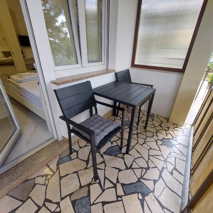 Apartments Iskra ロヴィニ エクステリア 写真
