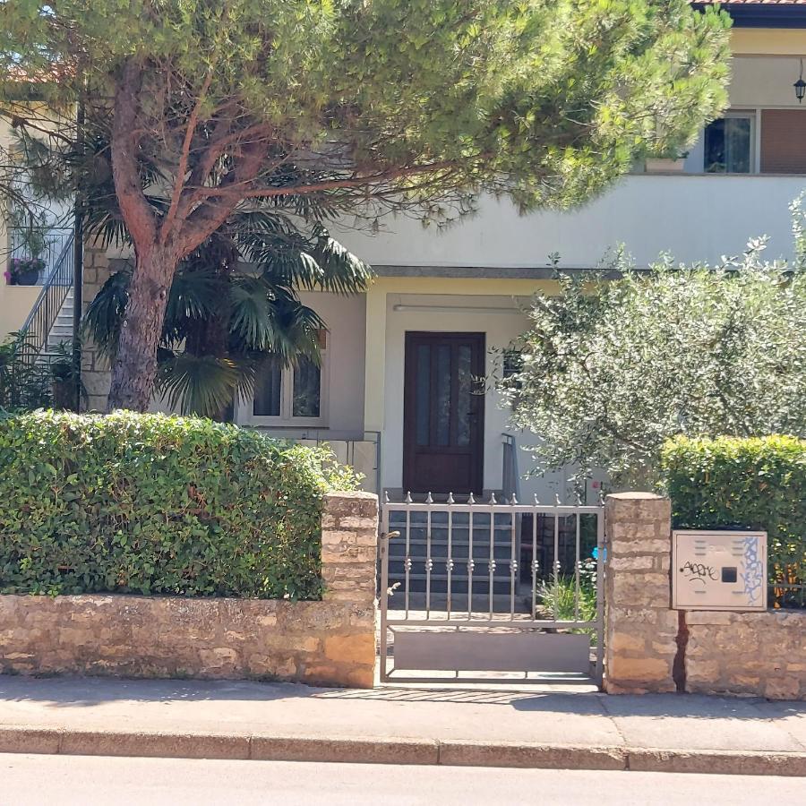 Apartments Iskra ロヴィニ エクステリア 写真