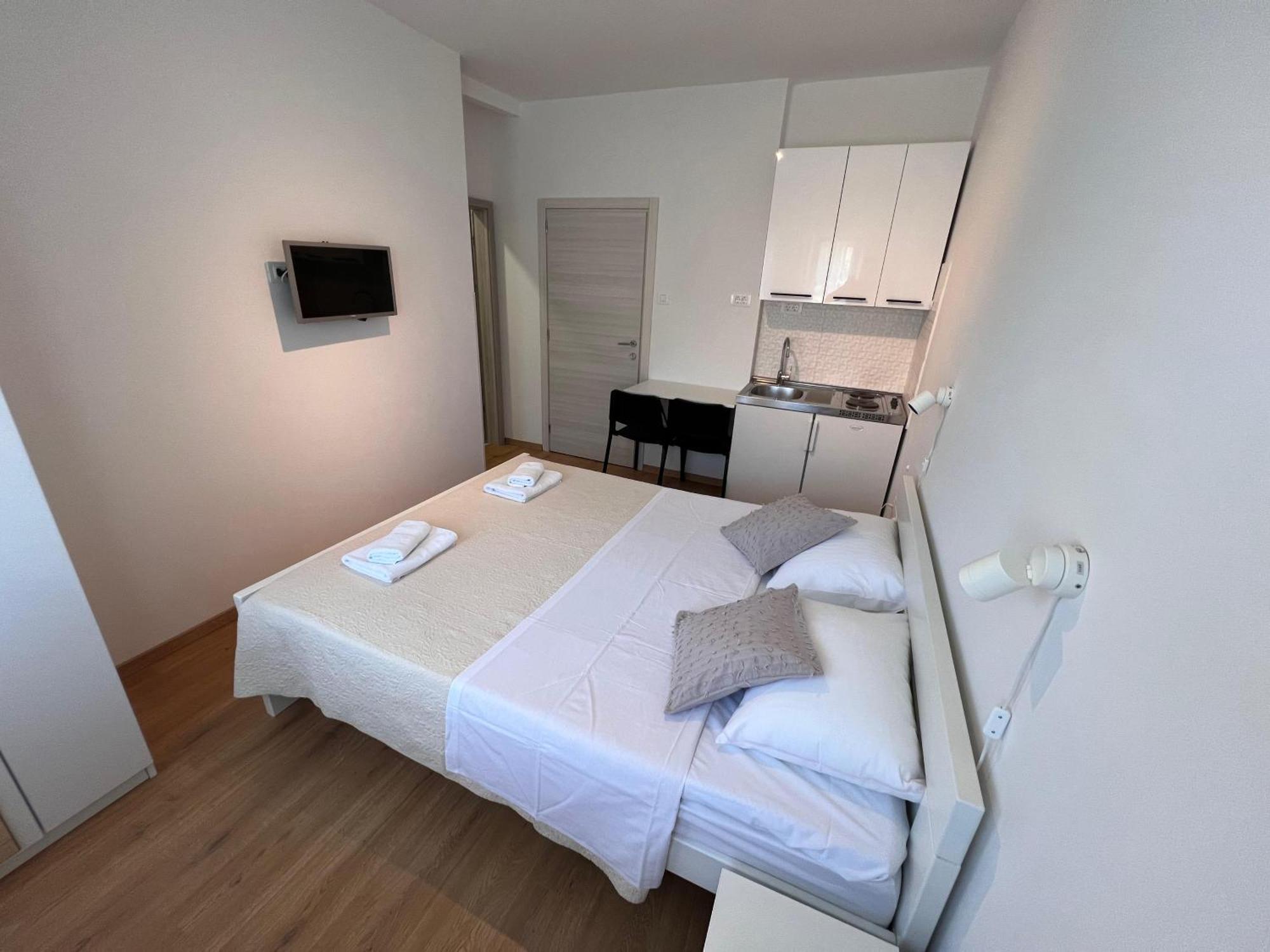 Apartments Iskra ロヴィニ エクステリア 写真