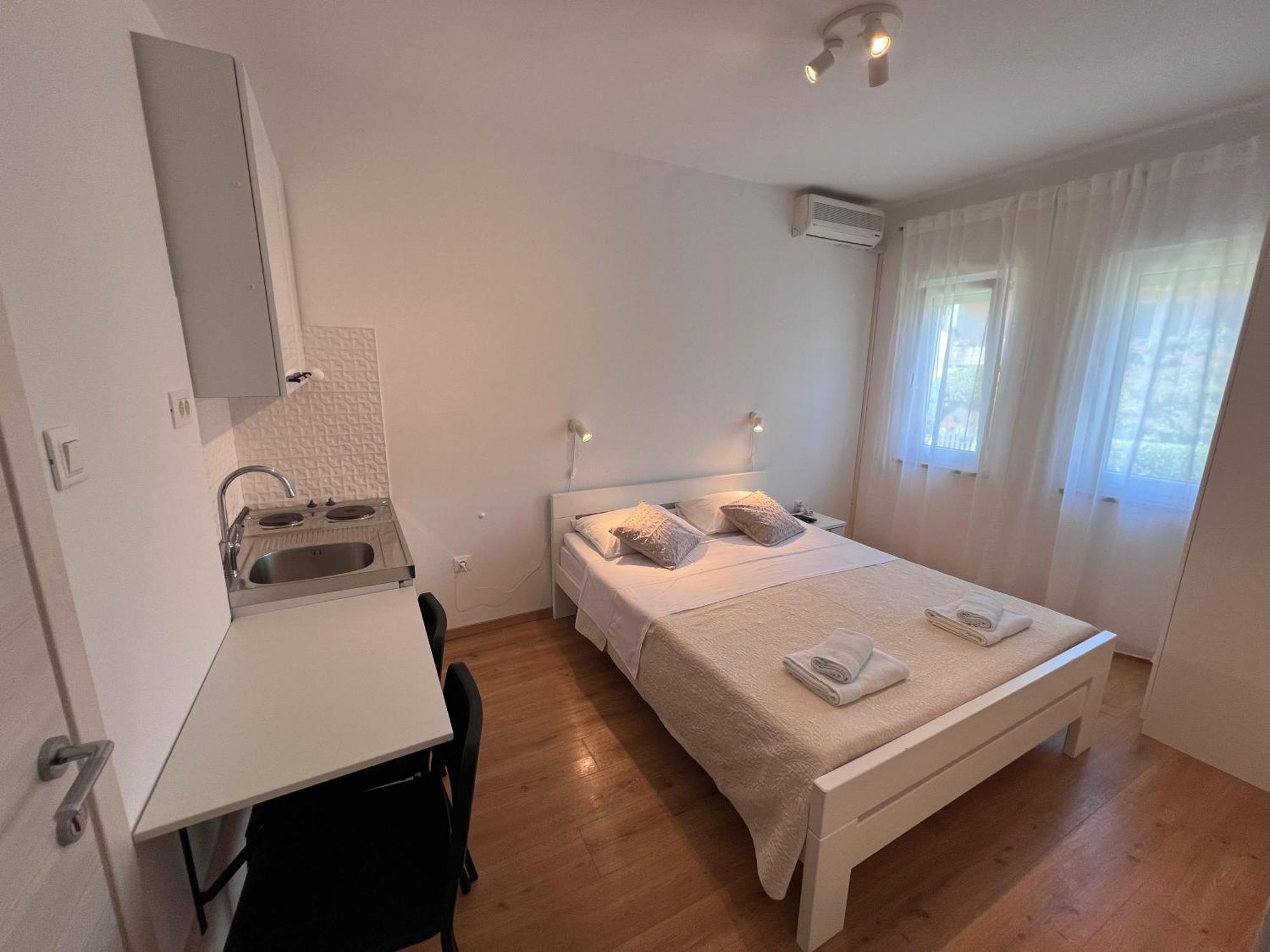 Apartments Iskra ロヴィニ エクステリア 写真