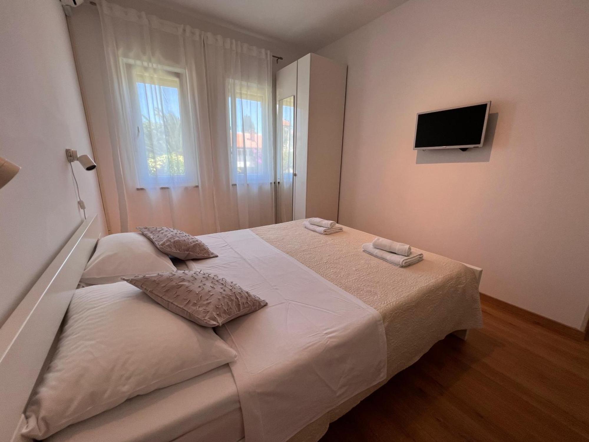 Apartments Iskra ロヴィニ エクステリア 写真