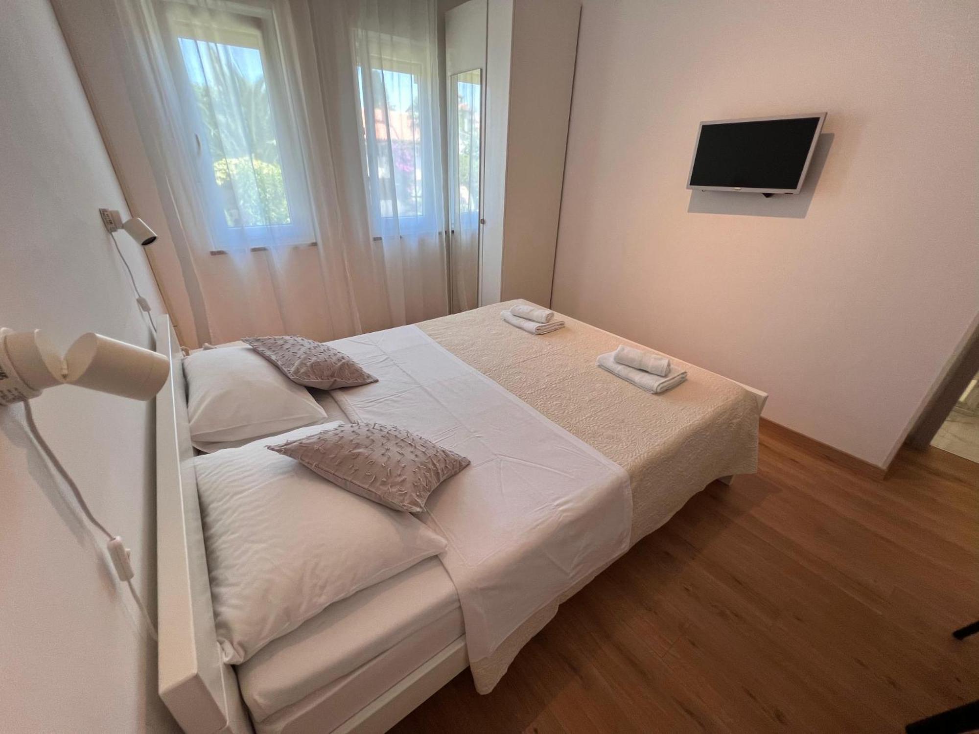 Apartments Iskra ロヴィニ エクステリア 写真