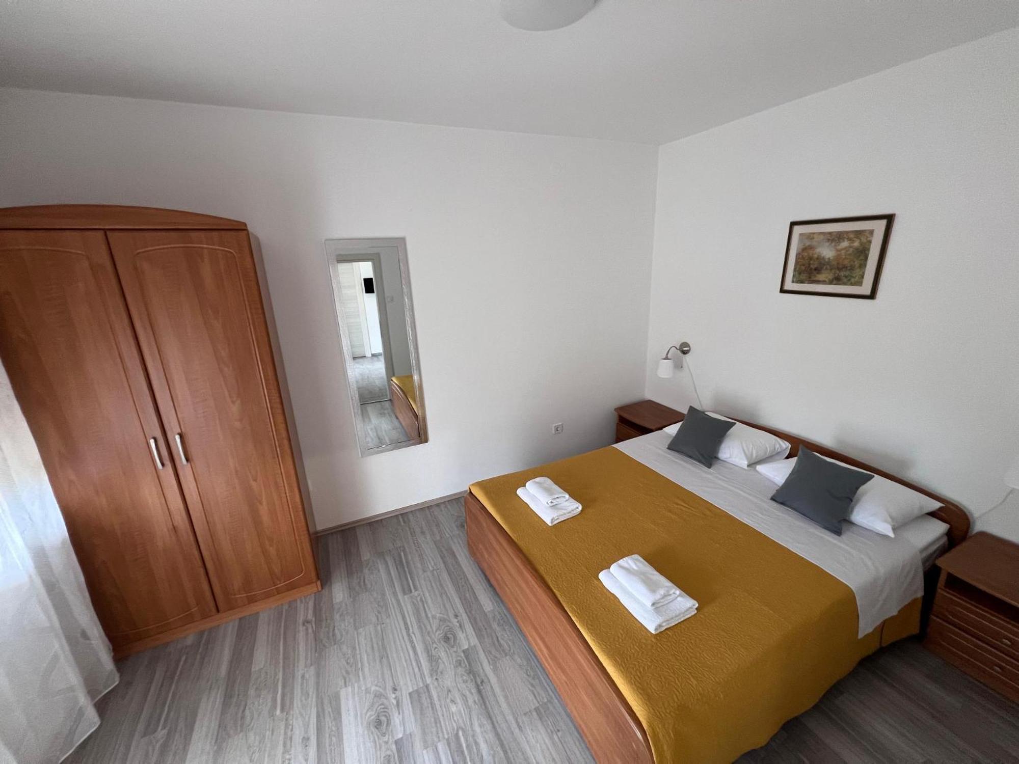 Apartments Iskra ロヴィニ エクステリア 写真