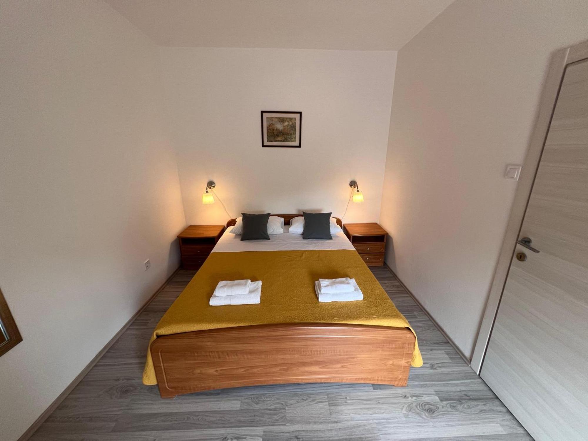 Apartments Iskra ロヴィニ エクステリア 写真